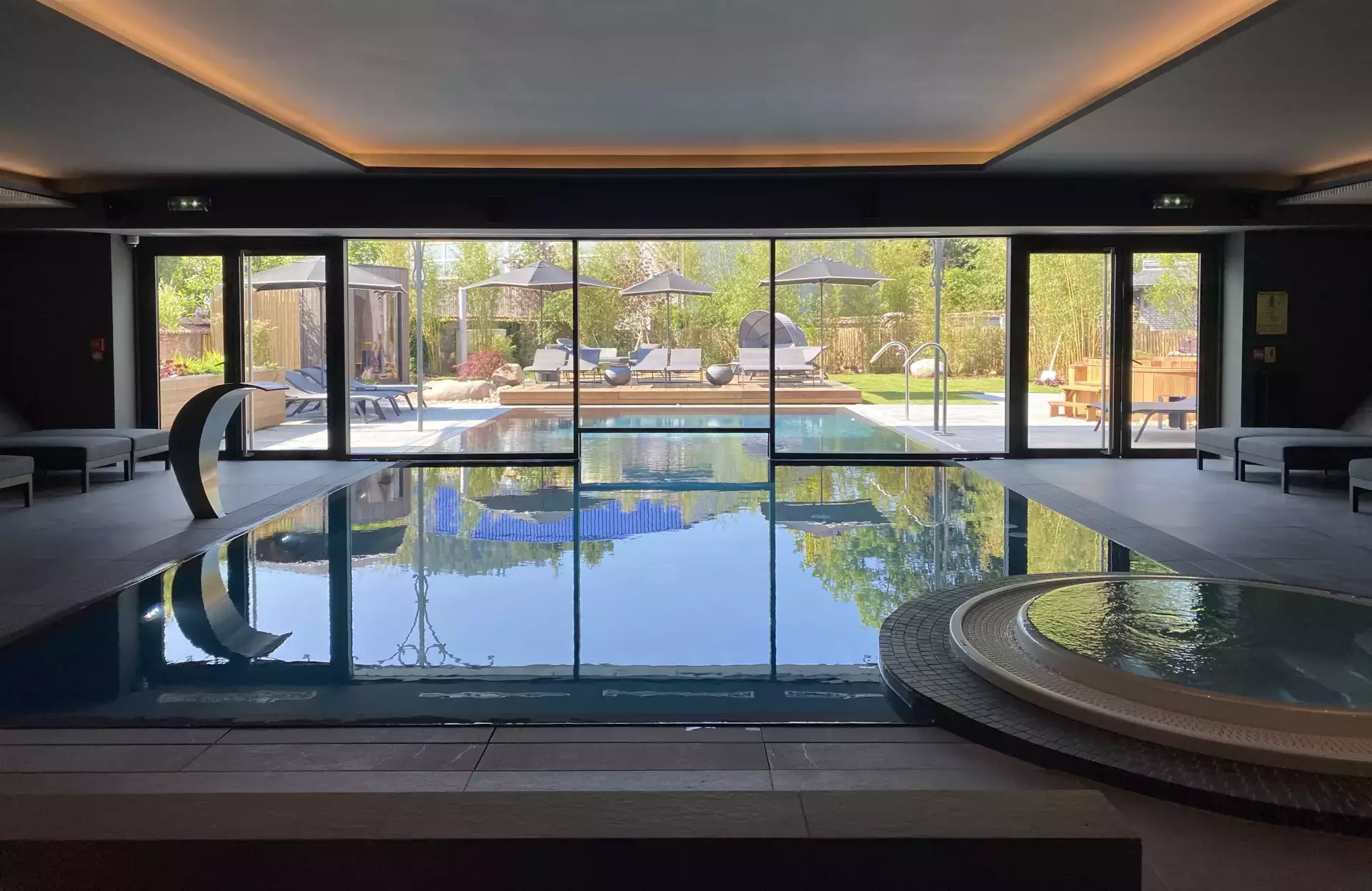 Piscine intérieure - Piscine intérieure et extérieure chauffée | Hôtel Spa Le Chapître dans les Vosges