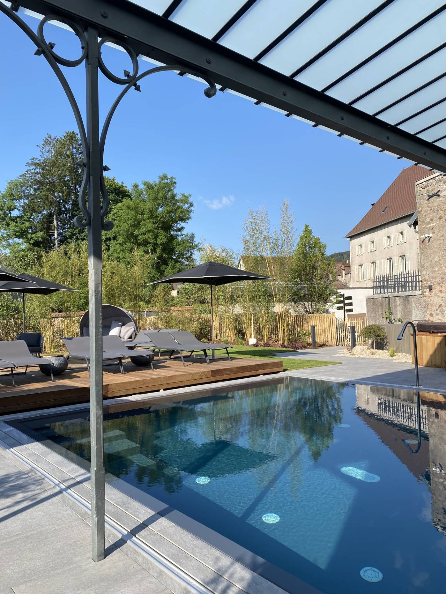 Parc avec sauna et jacuzzi | Le Chapître, Spa dans les Vosges