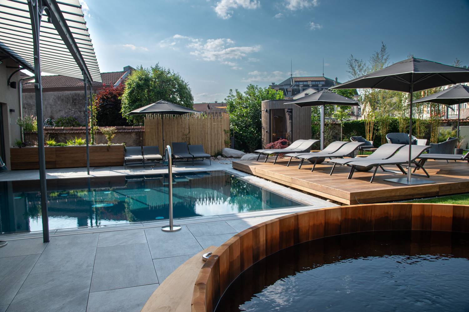 Parc avec sauna et jacuzzi | Le Chapître, Spa dans les Vosges