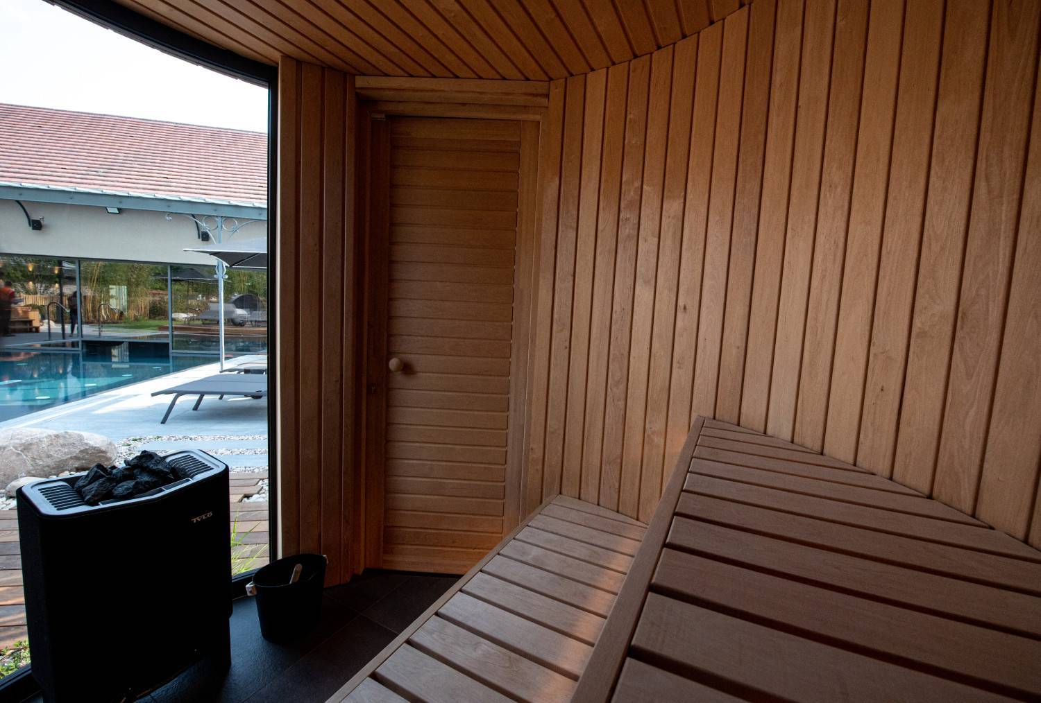 Parc avec sauna et jacuzzi | Le Chapître, Spa dans les Vosges