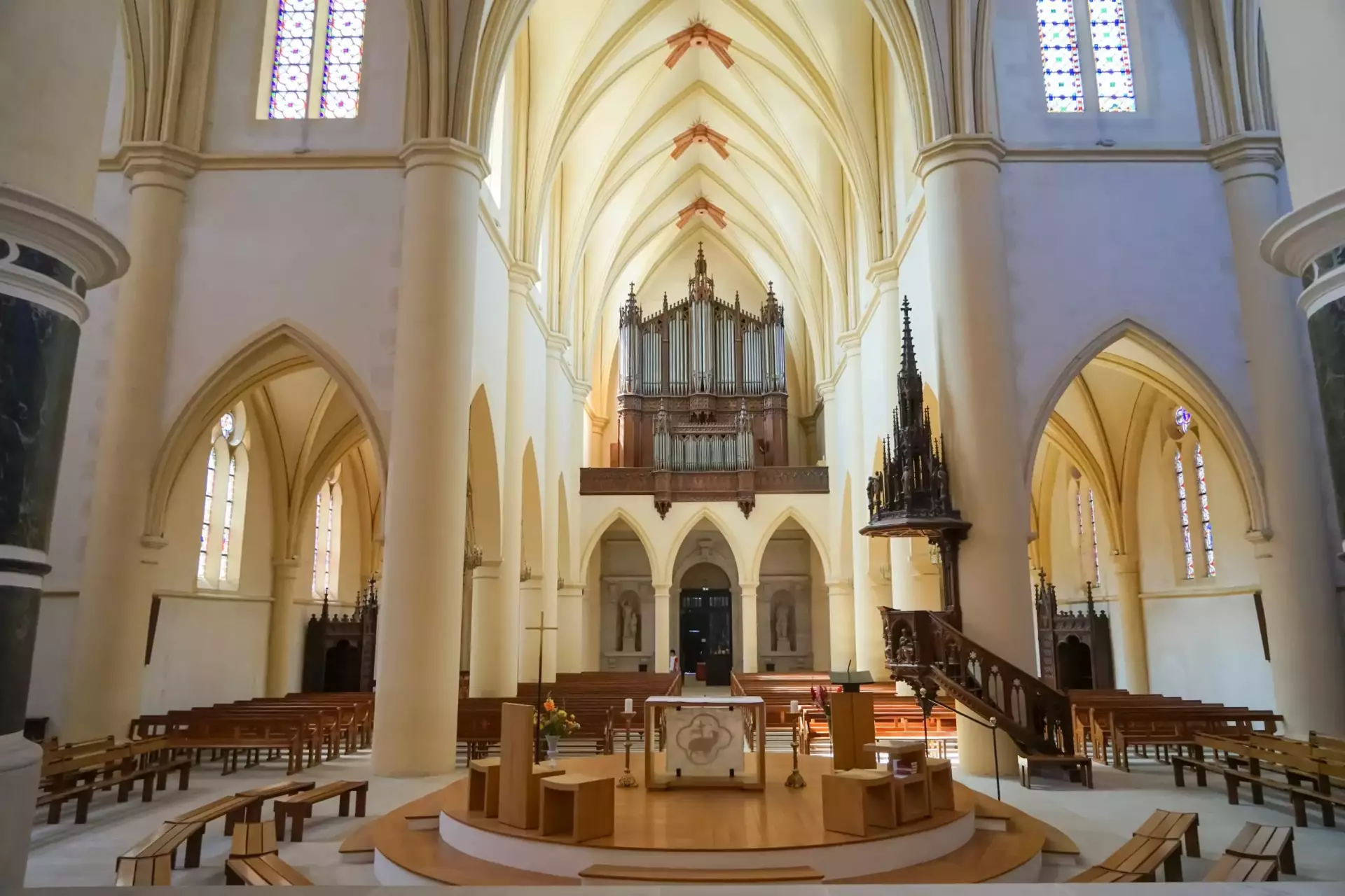 L'Abbaye de Remiremont à 500 mètres de l'hôtel