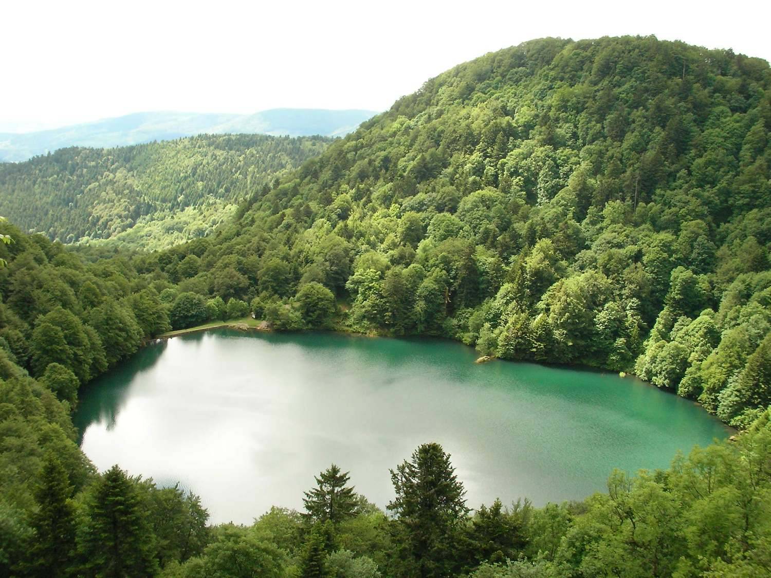 Lac des Perches à 32 km de l'hôtel | © Gzen92 - CC BY-SA 4.0