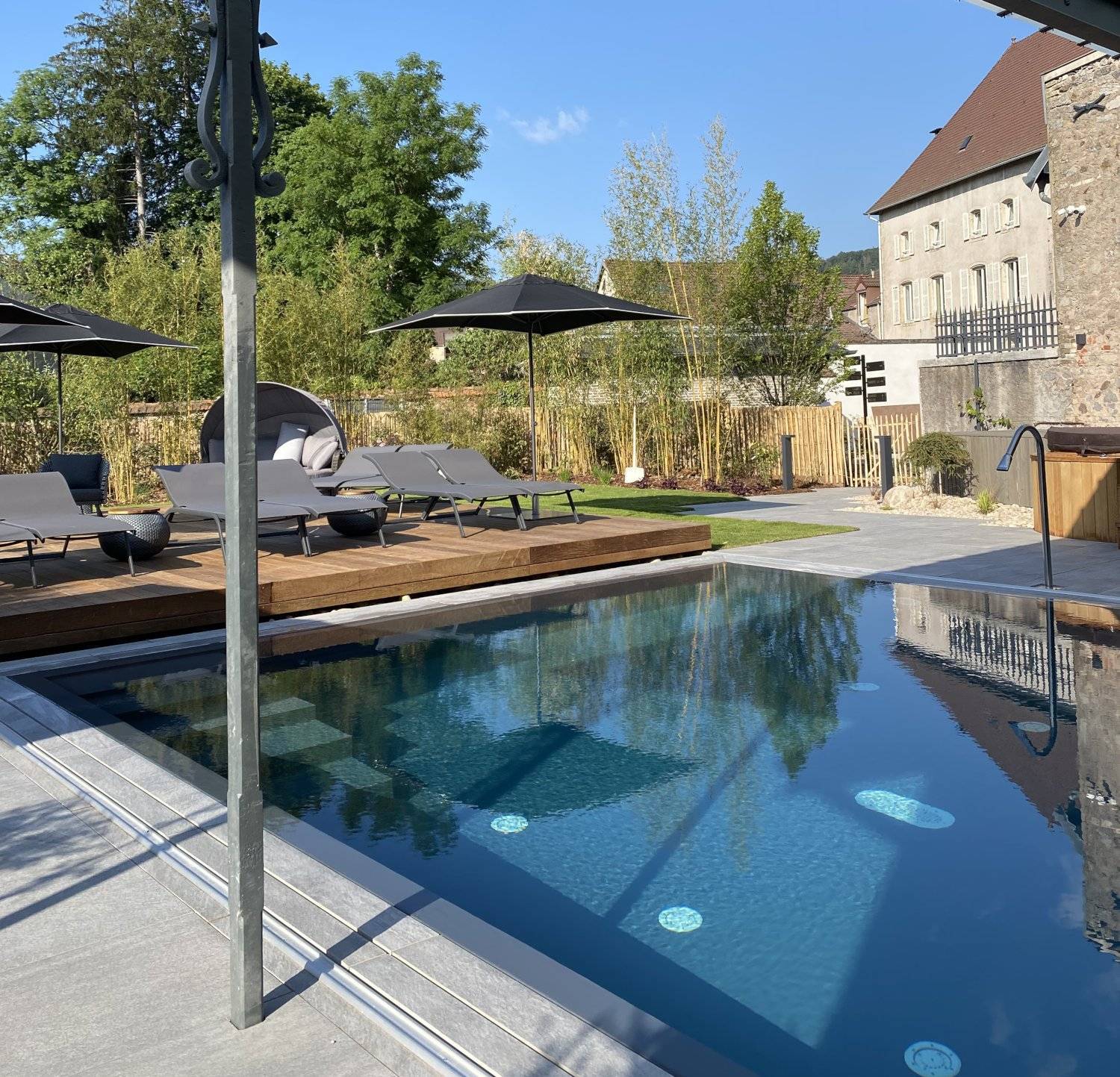 Piscine extérieure et jacuzzi | Le Chapître, Hôtel Spa dans les Vosges