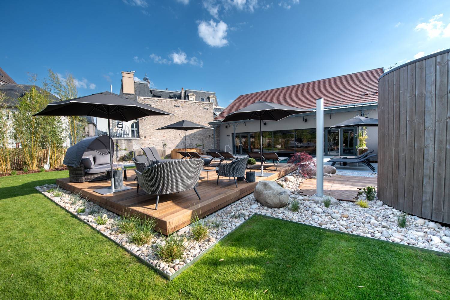 Jardin avec piscine extérieure | Le Chapître, Hôtel Spa dans les Vosges