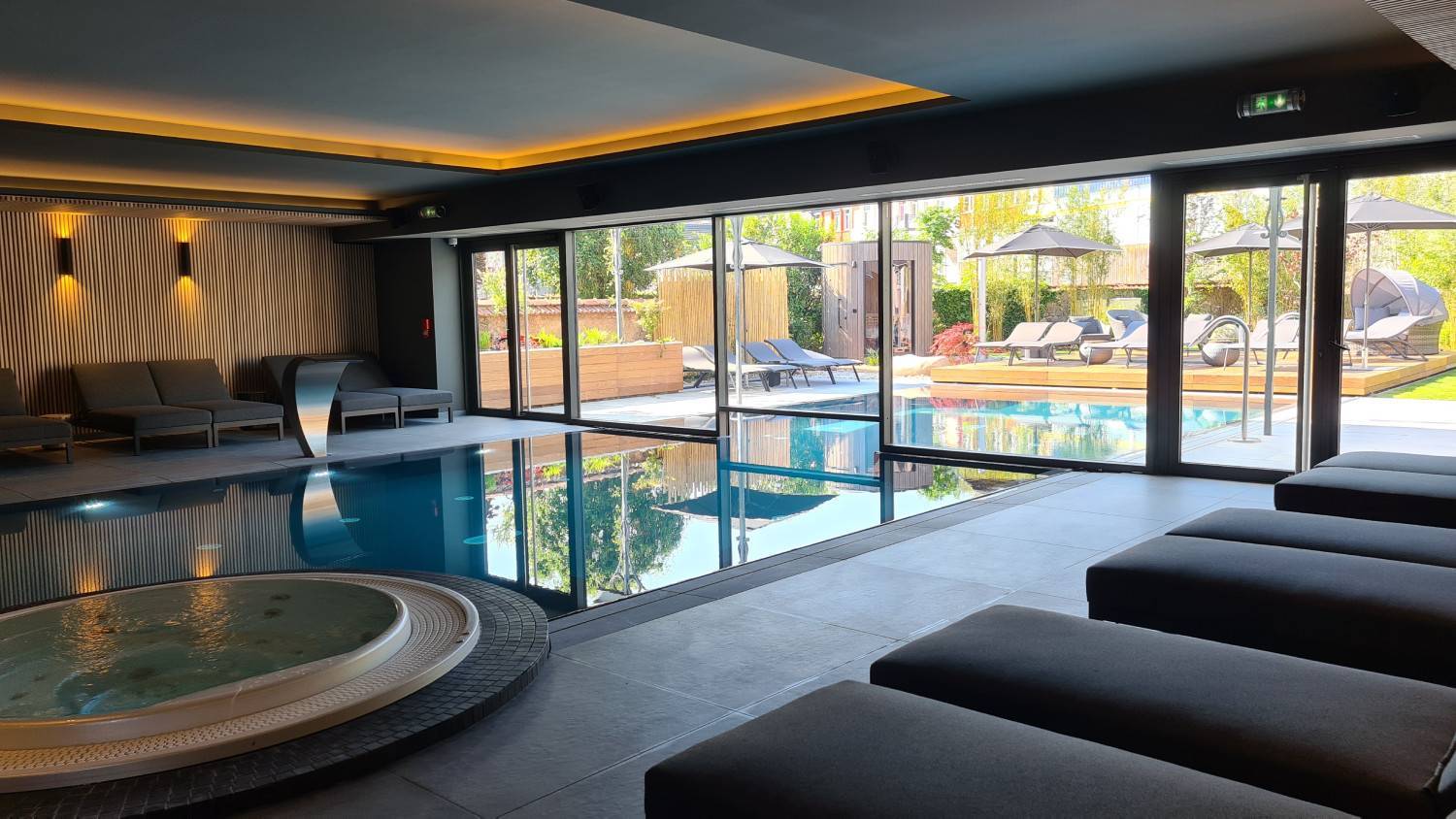 Piscine intérieure et jacuzzi | Le Chapître, Hôtel Spa dans les Vosges